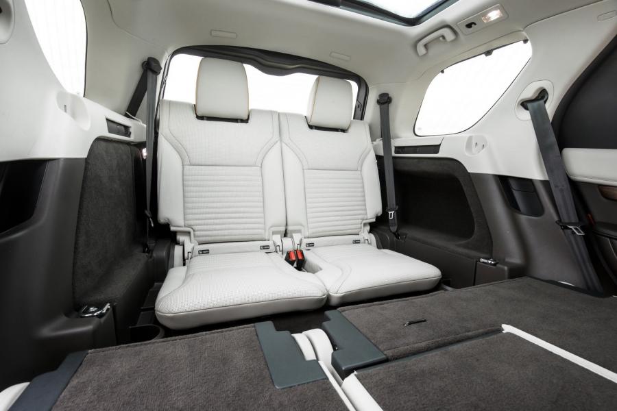 Интерьер Land Rover Discovery HSE TD6 2017 года  (NA) (фото 9 из 61)